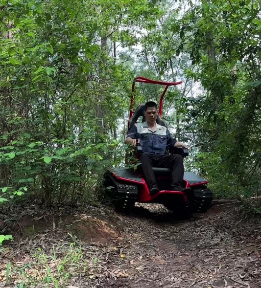 Dvigubo takelio dizainas tinka AII Terrain elektriniams invalido vežimėliams.