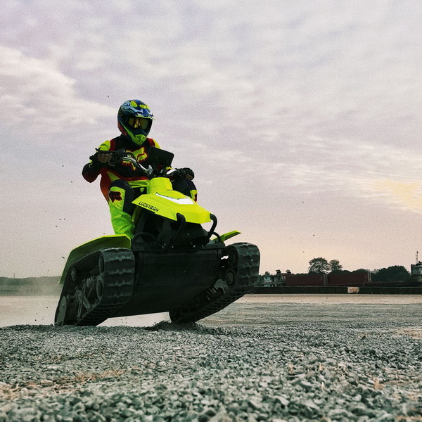 Didelio našumo elektrinis sniego motociklas, skirtas važiuoti bekelėje